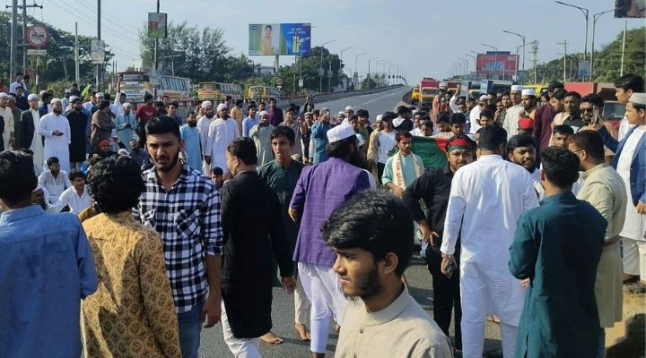 ওসমান হাদি হত্যার বিচার দাবিতে ঢাকা-চট্টগ্রাম মহাসড়ক অবরোধ